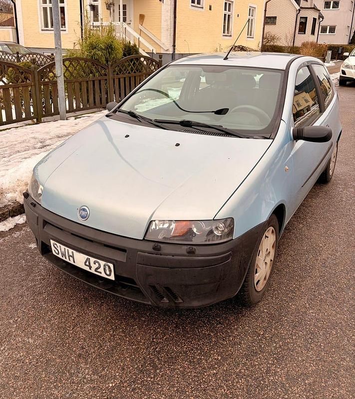 Begagnad Fiat Punto 60 HK (44 kW) 2002 Azzurro Halvkombi