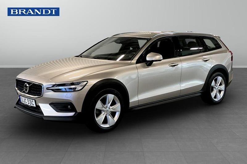 Ljusgrå (grå) Begagnad 2023 Volvo V60 CC Core Kombi | 369 900 kr (Marknadspris) - Bild 1/3