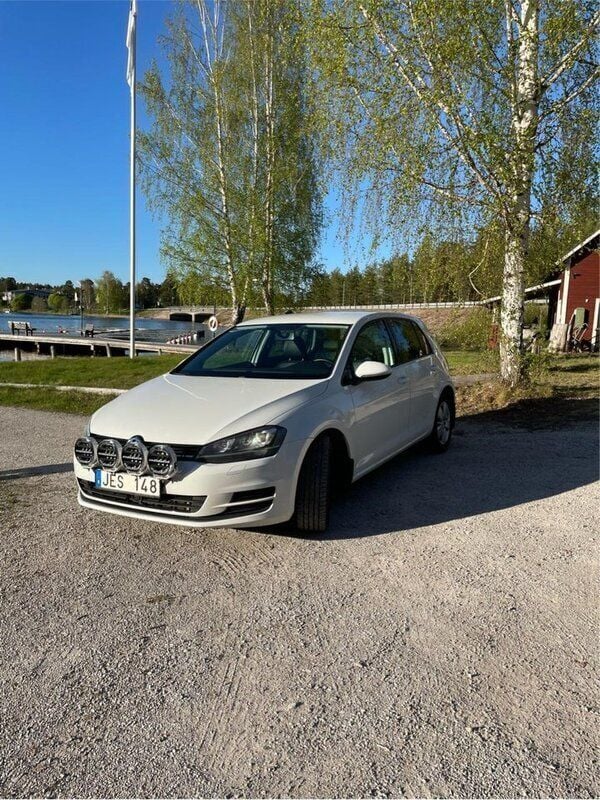 Vit Begagnad 2013 VW Golf VII Halvkombi | 105 000 kr (Marknadspris) - Bild 1/4