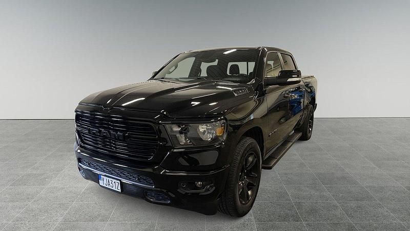 Svart Begagnad 2020 RAM 1500 Pickup | 549 900 kr (Marknadspris) - Bild 1/4
