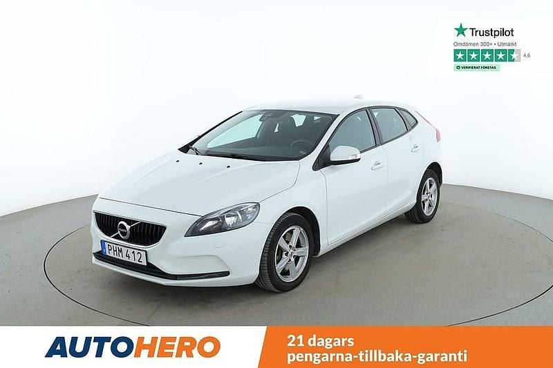 Vit Begagnad 2017 Volvo V40 Kinetic Halvkombi | 179 000 kr (Marknadspris) - Bild 1/4