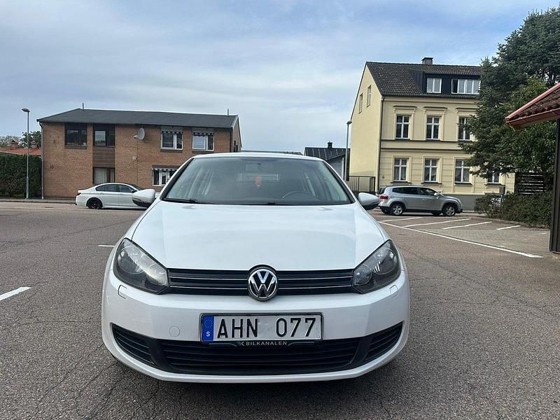 Vit Begagnad 2012 VW Golf VII Halvkombi | 78 000 kr (Marknadspris) - Bild 1/4