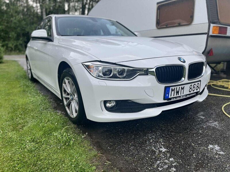 Vit Begagnad 2012 BMW 318 Sedan | 90 000 kr (Marknadspris) - Bild 1/2