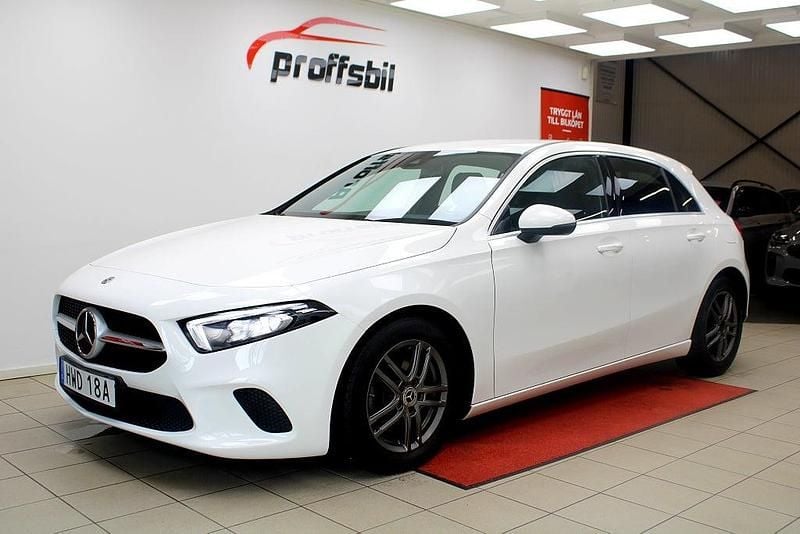 Vit Begagnad 2019 Mercedes A200 Halvkombi | 234 900 kr (Marknadspris) - Bild 1/4