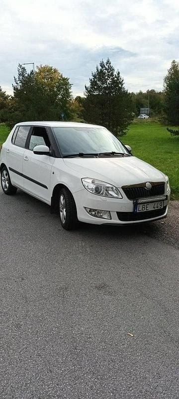 Vit Begagnad 2011 Skoda Fabia Halvkombi | 29 000 kr (Bra pris) - Bild 1/4