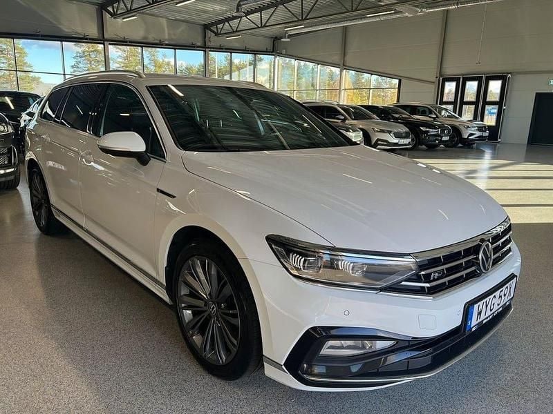 Vit Begagnad 2022 VW Passat R-line Kombi | 214 900 kr (Marknadspris) - Bild 1/3
