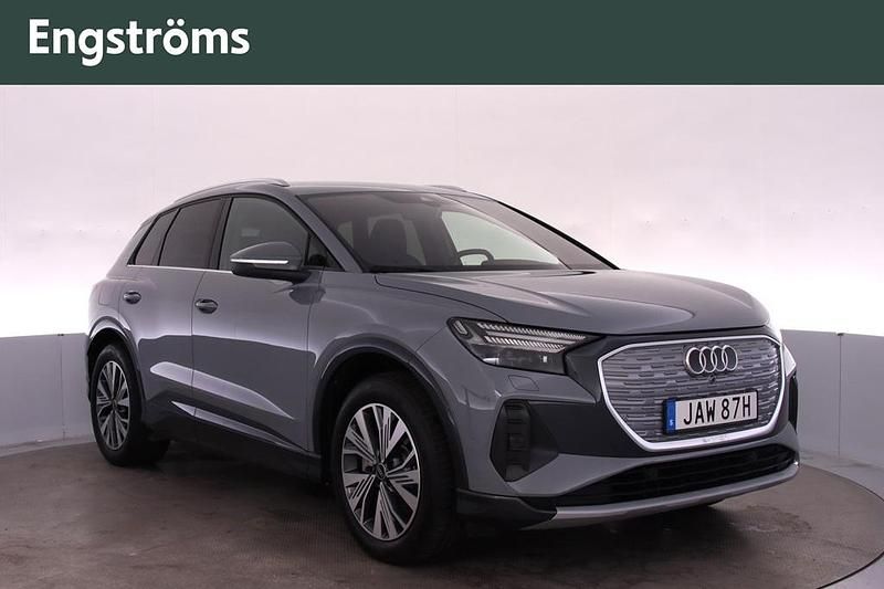 Grå Begagnad 2024 Audi Q4 e-tron Advanced Plus SUV | 529 000 kr (Dyr) - Bild 1/4