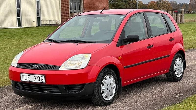 Röd Begagnad 2003 Ford Fiesta Halvkombi | 24 900 kr (Marknadspris) - Bild 1/4