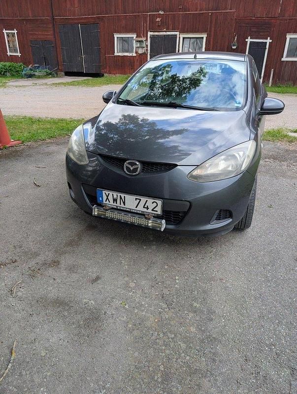 Grå Begagnad 2009 Mazda 2 Halvkombi | 20 000 kr (Dyr) - Bild 1/3