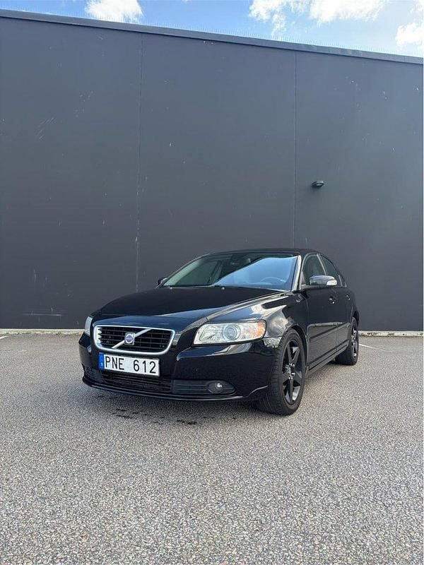 Svart Begagnad 2008 Volvo S40 Momentum Sedan | 40 500 kr (Dyr) - Bild 1/4