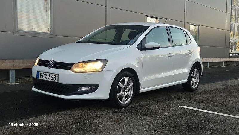 Vit Begagnad 2014 VW Polo Halvkombi | 69 900 kr (Superpris) - Bild 1/4