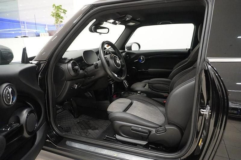 Midnight black metallic Begagnad 2021 Mini Cooper Essential Halvkombi | 189 500 kr (Bra pris) - Bild 1/3