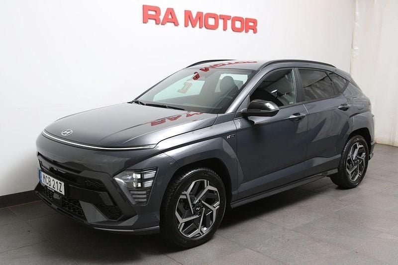 Grå (ecotronic gray) Begagnad 2023 Hyundai Kona N Line SUV | 339 900 kr (Marknadspris) - Bild 1/4