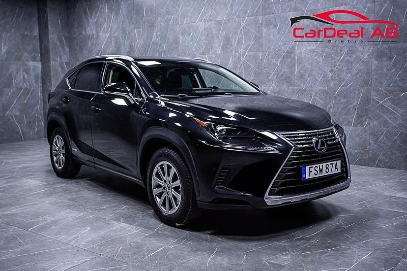 Svart Begagnad 2020 Lexus NX300h SUV | 298 800 kr (Marknadspris) - Bild 1/4
