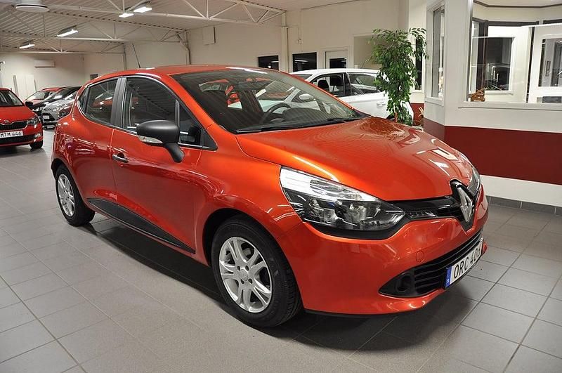 Rödmetallic Begagnad 2014 Renault Clio IV Halvkombi | 79 500 kr (Lite dyr) - Bild 1/4