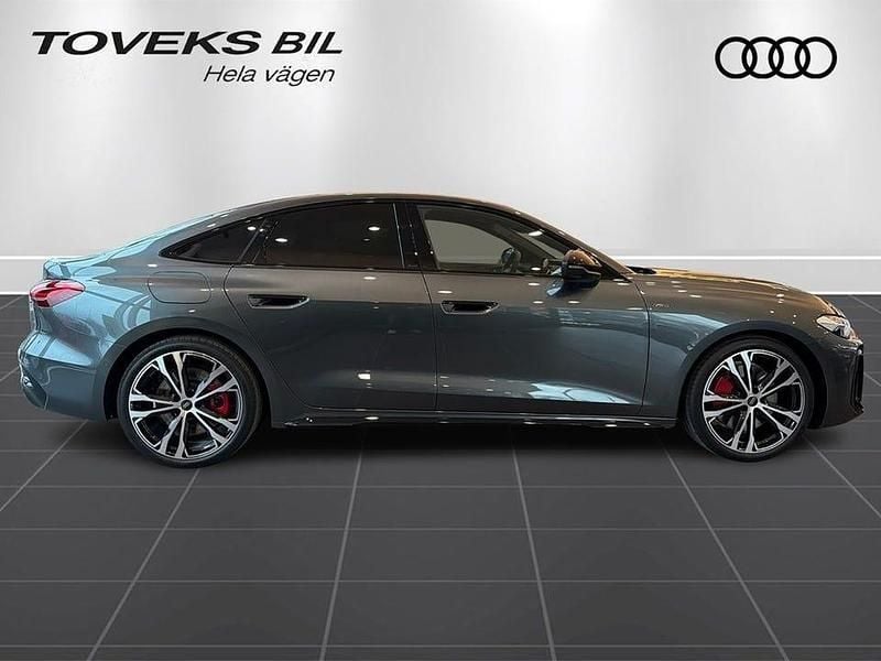 Ny Audi A5 Sport 367 HK (269 kW) 2025 Daytonagrå pärleffekt Sedan