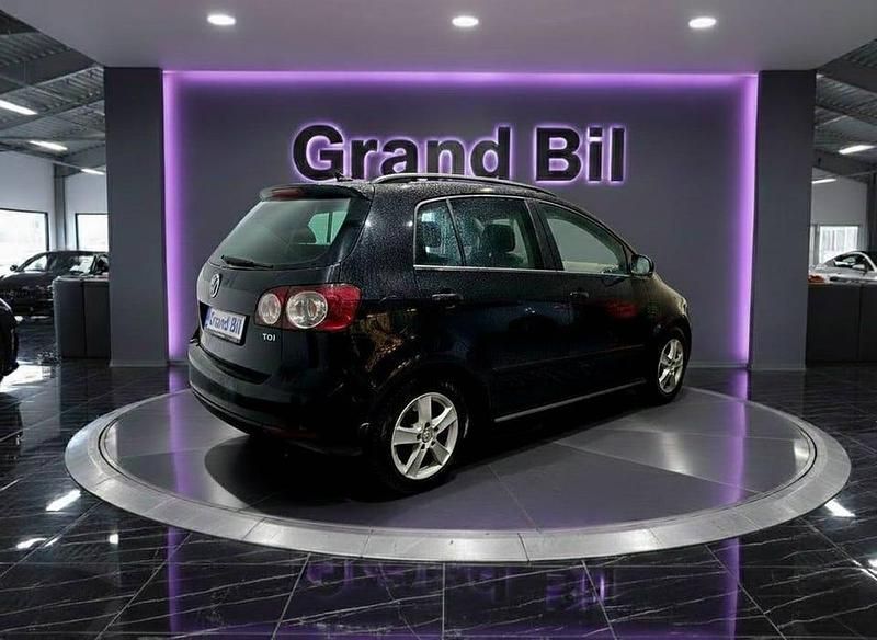 Begagnad VW Golf Plus Cross 105 HK (77 kW) 2012 Svart Minibuss