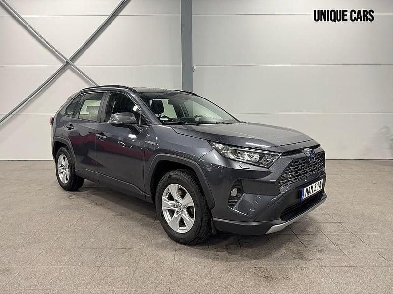 Mörkgrå Begagnad 2020 Toyota RAV4 Hybrid Active SUV | 264 900 kr (Bra pris) - Bild 1/4