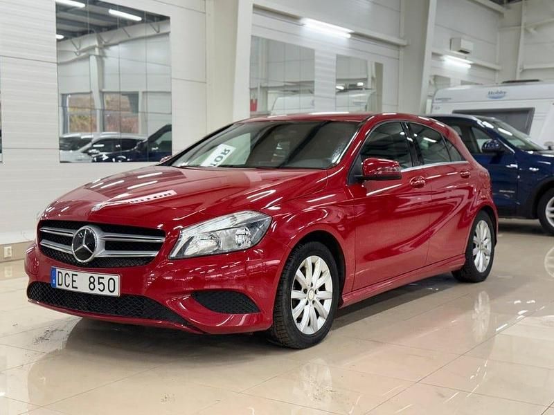 Röd Begagnad 2014 Mercedes A180 Urban Halvkombi | 119 900 kr (Bra pris) - Bild 1/4