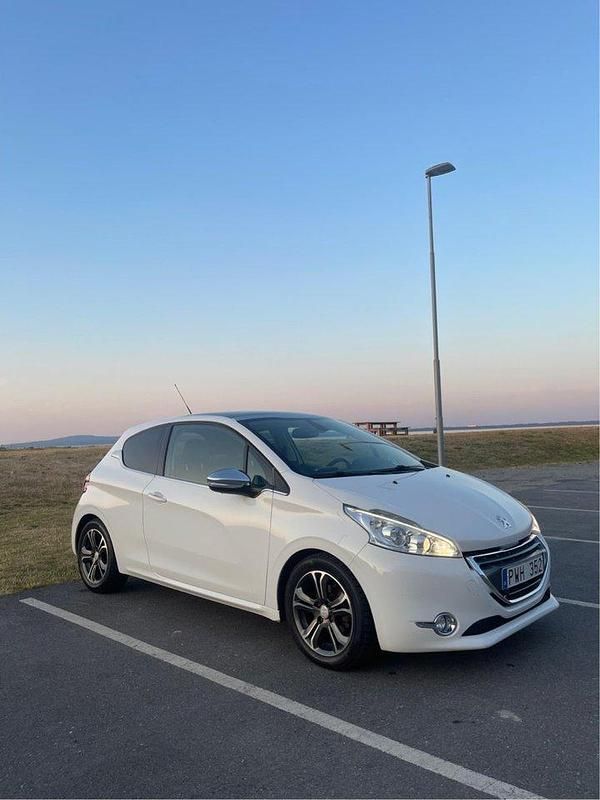 Vit Begagnad 2012 Peugeot 208 Halvkombi | 59 900 kr (Lite dyr) - Bild 1/4