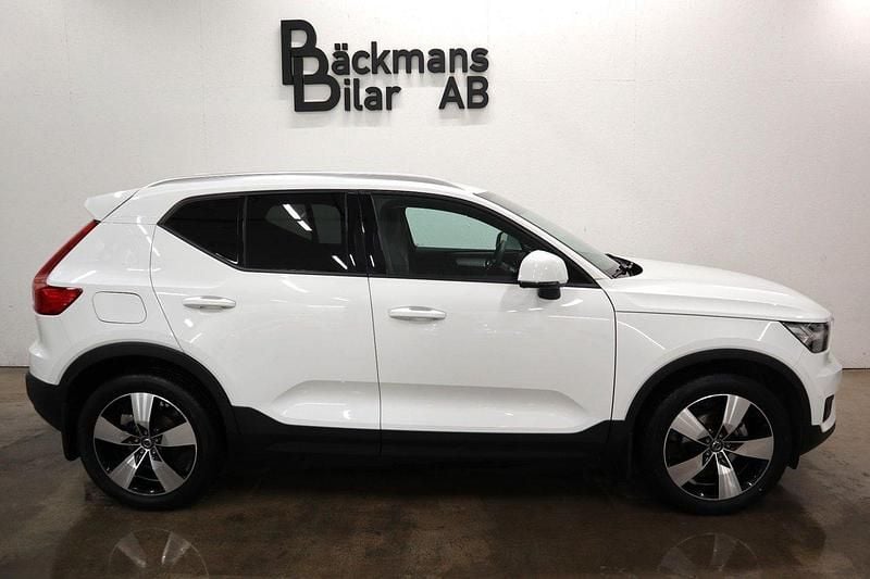 Vit Begagnad 2022 Volvo XC40 Momentum SUV | 268 000 kr (Marknadspris) - Bild 1/4