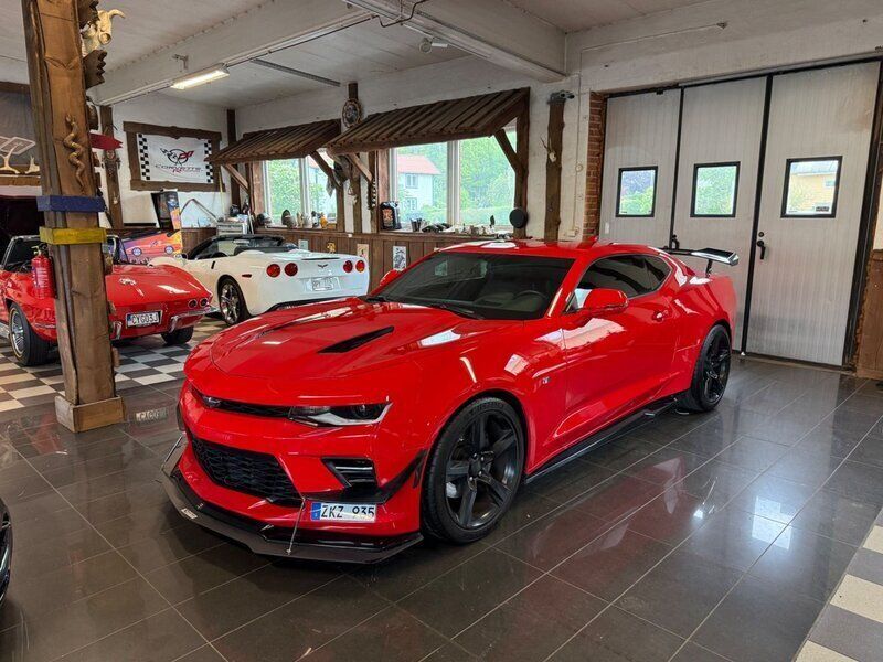 Röd Begagnad 2018 Chevrolet Camaro SS Sportkupé | 499 000 kr (Marknadspris) - Bild 1/4