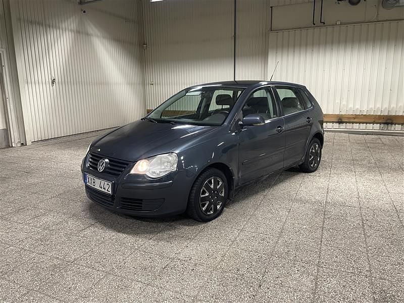 Grå Begagnad 2006 VW Polo Halvkombi | 23 999 kr (Marknadspris) - Bild 1/4