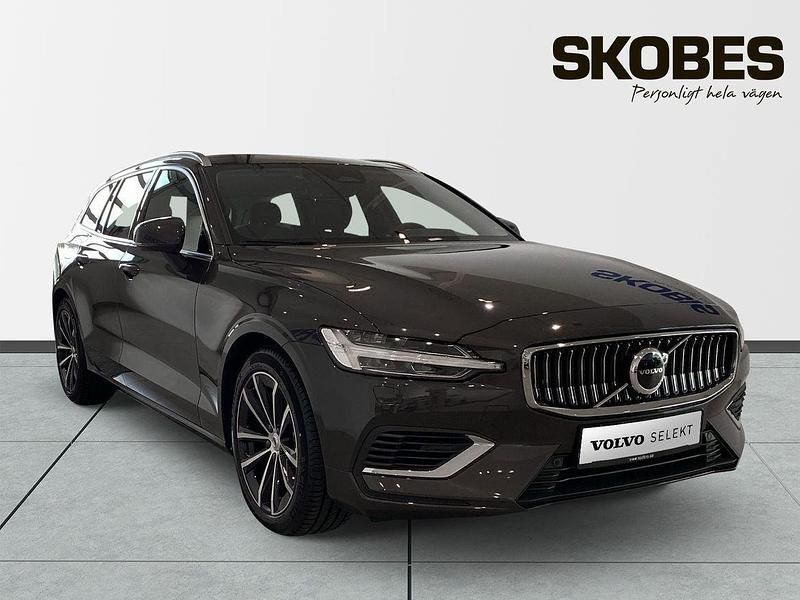 Grå Begagnad 2025 Volvo V60 Plus Kombi | 539 000 kr (Dyr) - Bild 1/3