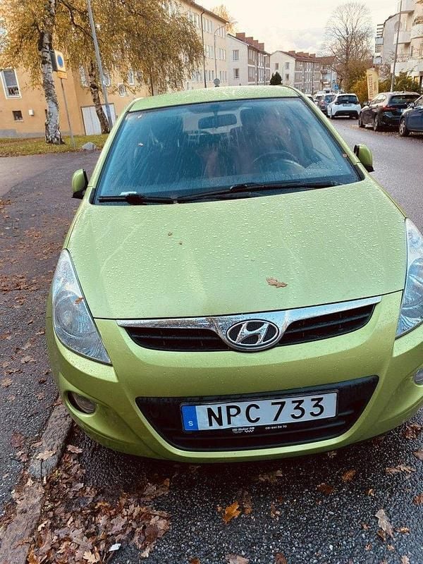 Grön Begagnad 2012 Hyundai i20 Premium Halvkombi | 48 000 kr (Bra pris) - Bild 1/4