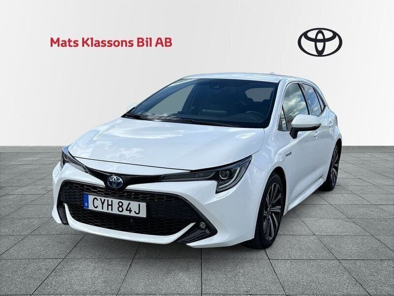 Vit Begagnad 2021 Toyota Corolla Hybrid Style Halvkombi | 239 000 kr (Marknadspris) - Bild 1/4