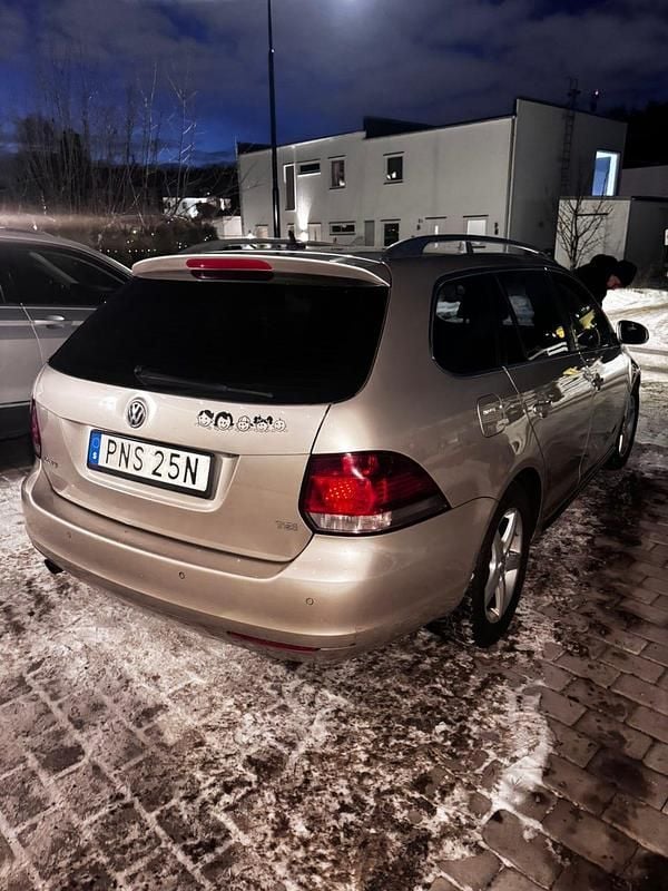 Begagnad VW Golf VII Comfortline 105 HK (77 kW) 2013 Golden brown Kombi