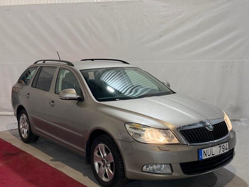 Brun Begagnad 2012 Skoda Octavia Elegance Kombi | 54 500 kr (Bra pris) - Bild 1/4