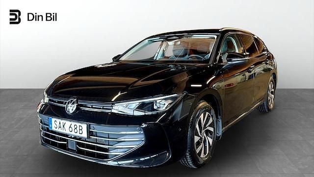 Svart (grenadilla black metallic) Begagnad 2024 VW Passat Business Kombi | 344 900 kr (Lite dyr) - Bild 1/4