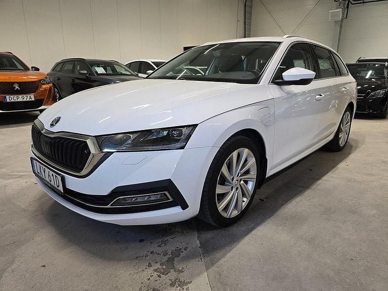 Vit Begagnad 2021 Skoda Octavia Style Kombi | 269 500 kr (Marknadspris) - Bild 1/4