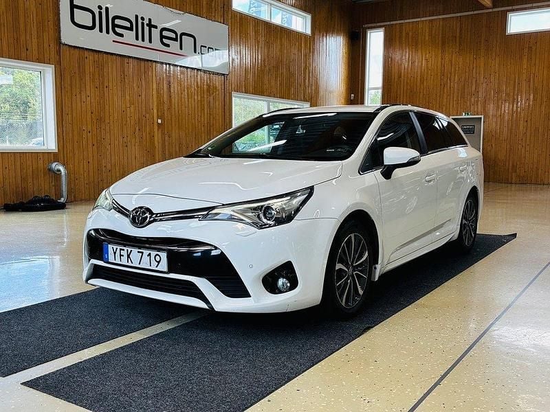 Vit Begagnad 2016 Toyota Avensis Active Kombi | 142 900 kr (Marknadspris) - Bild 1/4