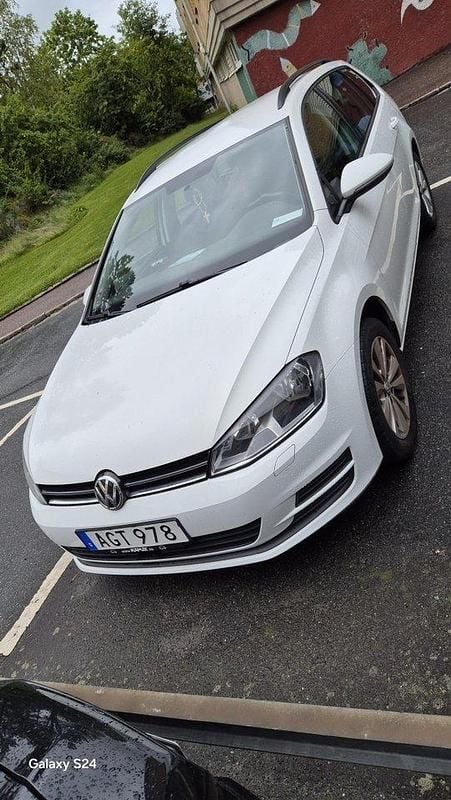 Vit Begagnad 2015 VW Golf VII Kombi | 105 000 kr (Marknadspris) - Bild 1/4