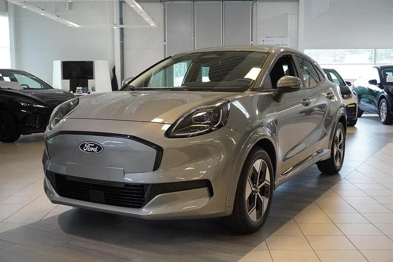 Grå Ny 2025 Ford Puma Gen-E SUV | 396 000 kr - Bild 1/4