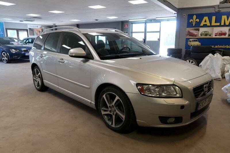 Ljusgrå (grå) Begagnad 2012 Volvo V50 Momentum Kombi | 45 000 kr (Marknadspris) - Bild 1/3