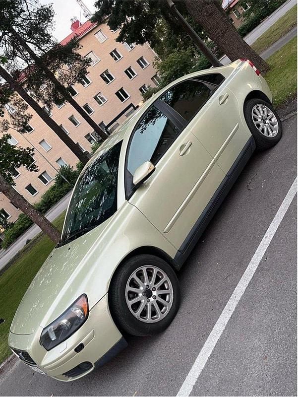 Grön Begagnad 2004 Volvo S40 Sedan | 49 700 kr (Marknadspris) - Bild 1/4