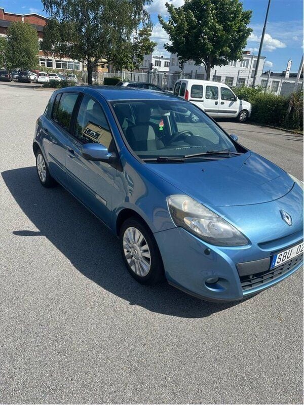Blå Begagnad 2010 Renault Clio R.S. Halvkombi | 14 900 kr (Bra pris) - Bild 1/4