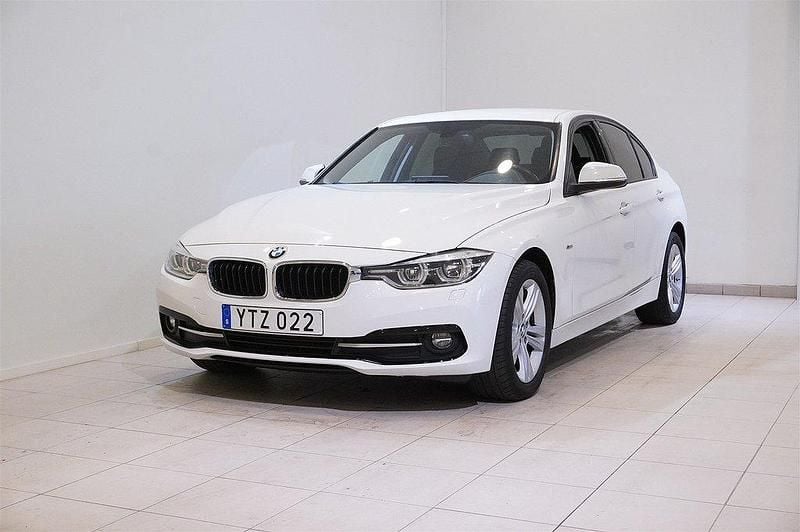 Vit (alpinvit) Begagnad 2017 BMW 320 Sport Line Sedan | 189 900 kr (Marknadspris) - Bild 1/4
