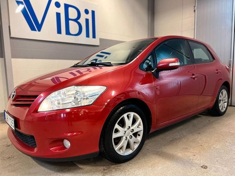 Mörkröd Begagnad 2012 Toyota Auris Plus Halvkombi | 54 900 kr (Marknadspris) - Bild 1/4