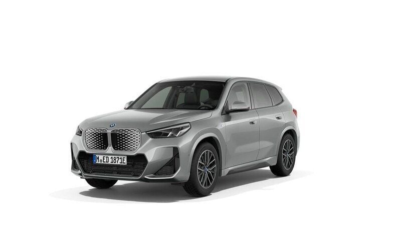 Space silver metallic Ny 2025 BMW iX1 M Sport SUV | 559 500 kr (Marknadspris) - Bild 1/4