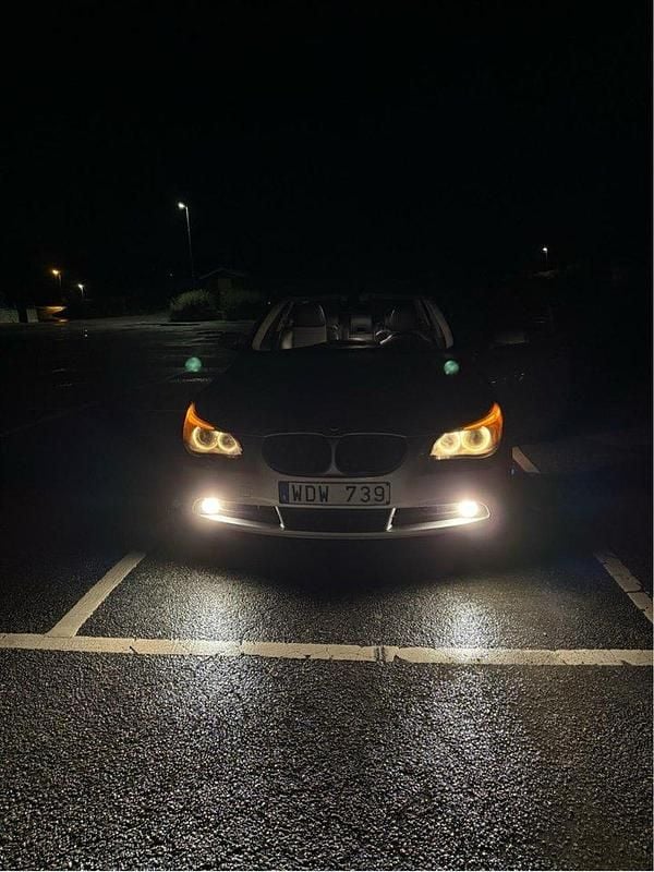 Grå Begagnad 2005 BMW 520 Sedan | 45 000 kr (Marknadspris) - Bild 1/4