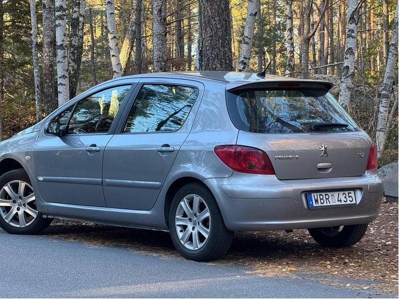 Grå Begagnad 2004 Peugeot 307 Griffe Halvkombi | 34 000 kr (Lite dyr) - Bild 1/4