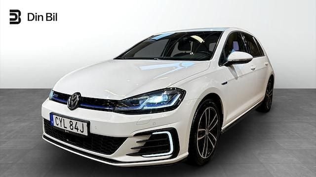 Vit (pure white) Begagnad 2020 VW Golf VIII GTE Sedan | 229 900 kr (Bra pris) - Bild 1/4