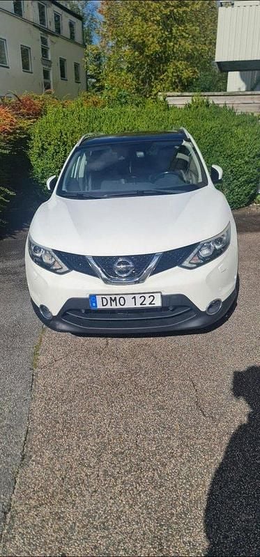 Vit Begagnad 2014 Nissan Qashqai SUV | 130 000 kr (Marknadspris) - Bild 1/4