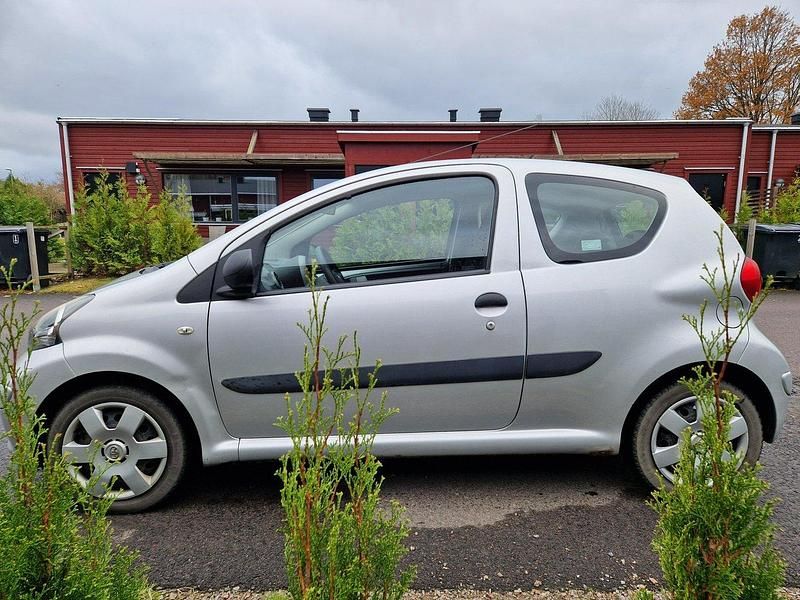 Silver Begagnad 2008 Toyota Aygo Halvkombi | 40 000 kr (Lite dyr) - Bild 1/4