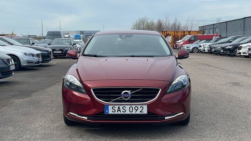 Begagnad Volvo V40 Momentum 123 HK (90 kW) 2015 Röd Kombi