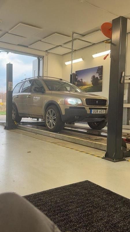 Brun Begagnad 2004 Volvo XC90 Standard SUV | 35 000 kr (Superpris) - Bild 1/2